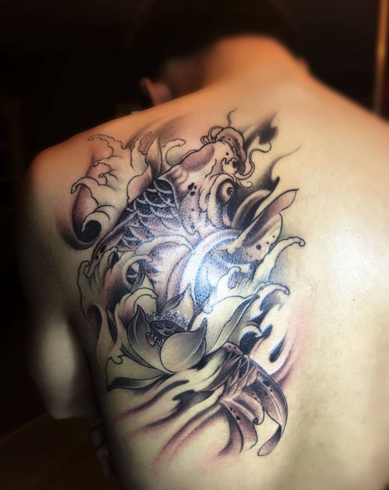 鱼纹身图片_背部成品传统动物纹身图案