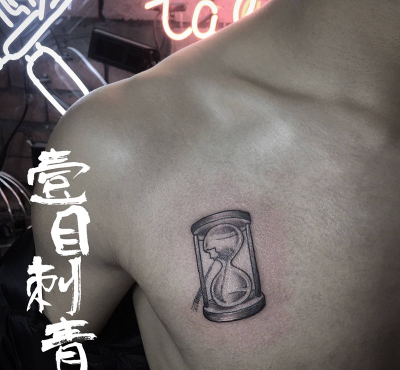 沙漏纹身图片_胸部点刺纹身图案