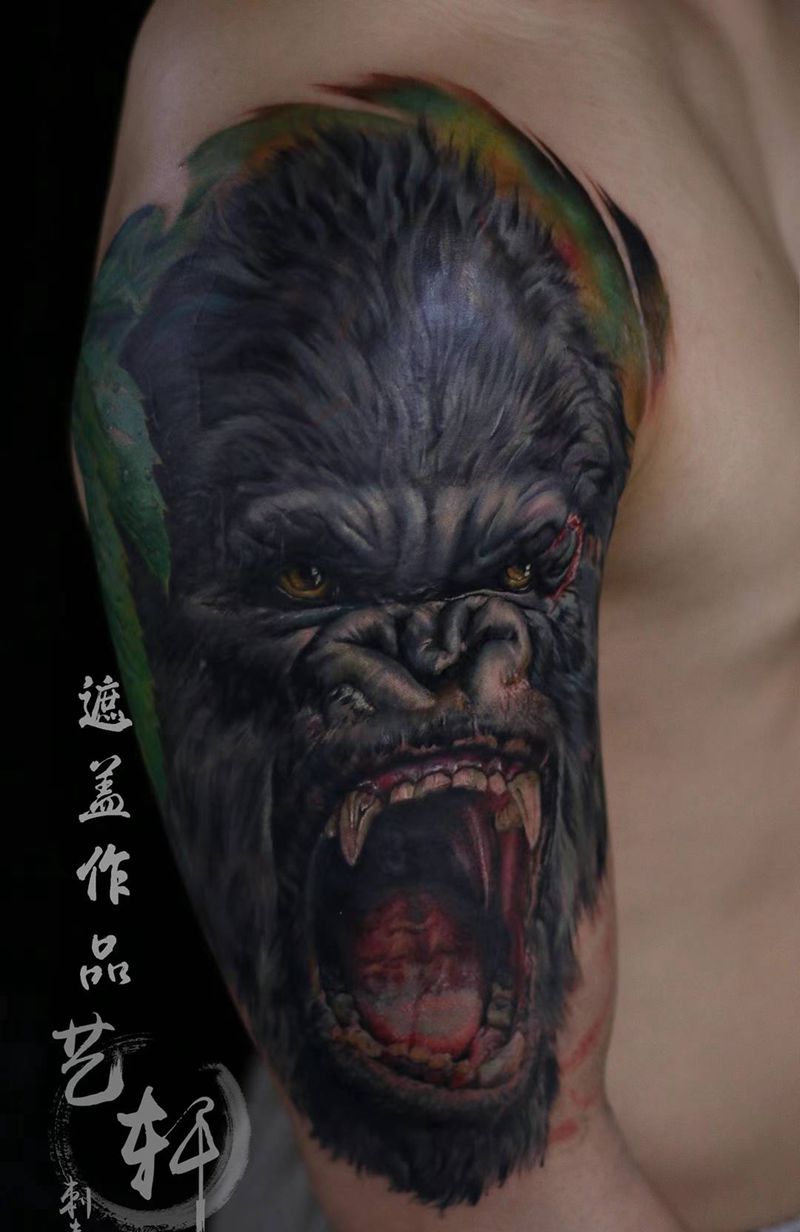 猩猩纹身图片_肩部手臂欧美写实深圳遮盖纹身图案