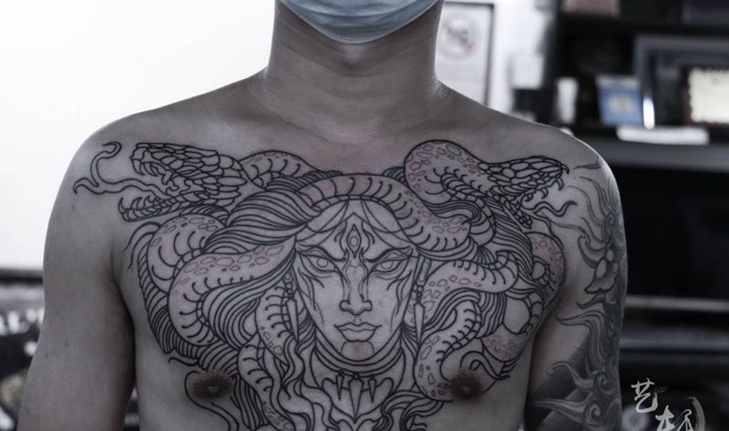 美杜莎纹身图片_胸部欧美人物纹身图案