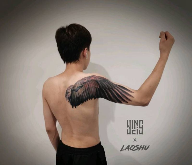 翅膀纹身图片_背部欧美写实羽毛纹身图案