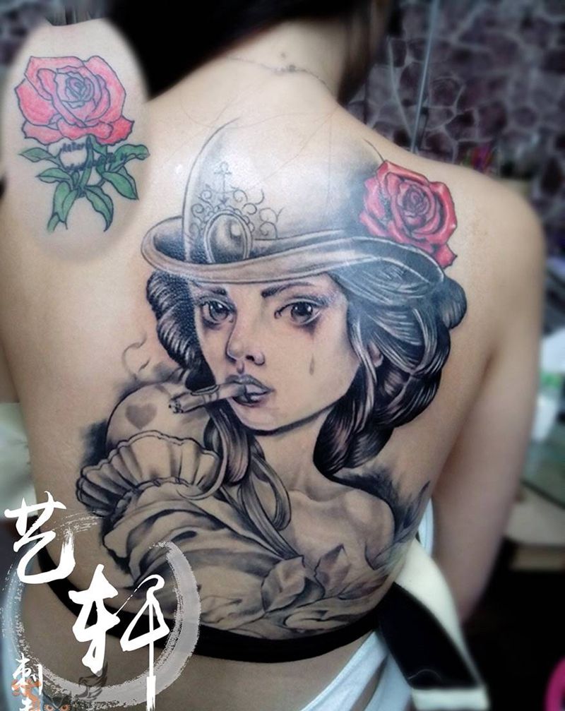 欧美美女遮盖纹身图片_欧美背部人物纹身图案