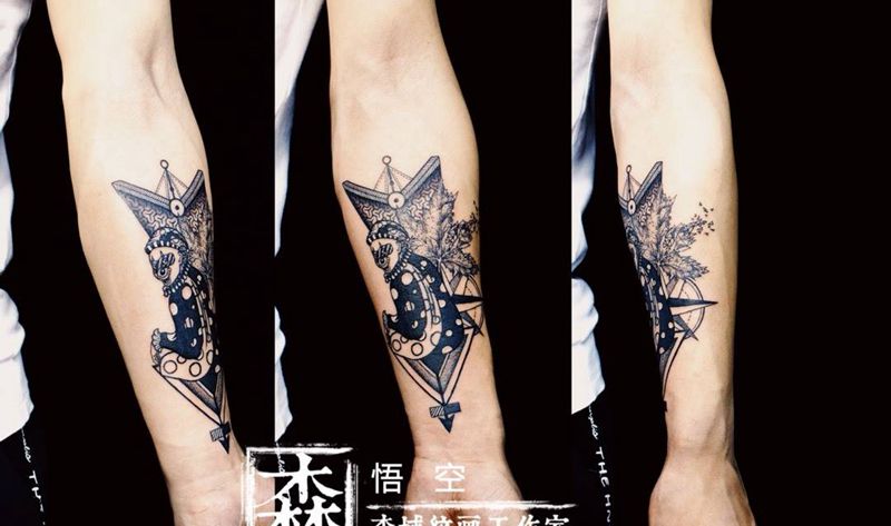 原创几何点刺小丑纹身图片_手臂点刺几何纹身图案