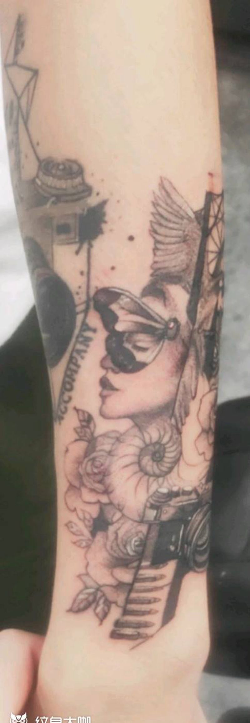 相机纹身图片_手部欧美写实纹身图案