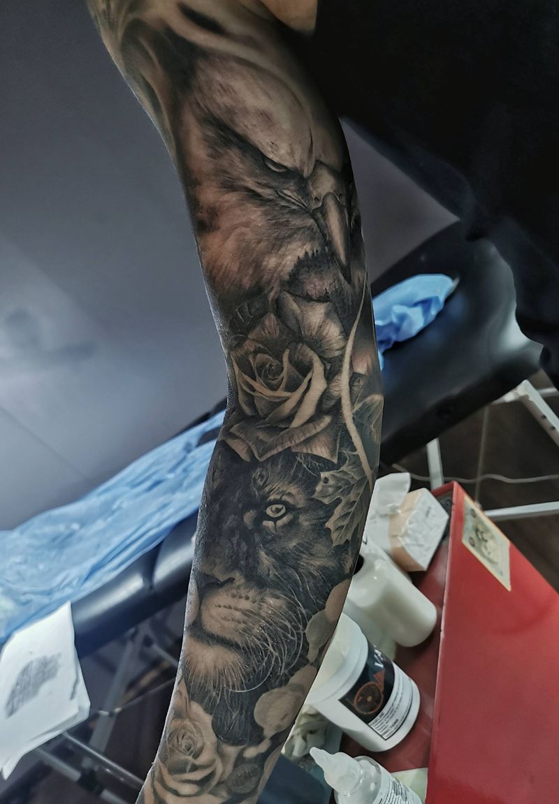 狮子花臂纹身图片_手臂欧美写实纹身图案