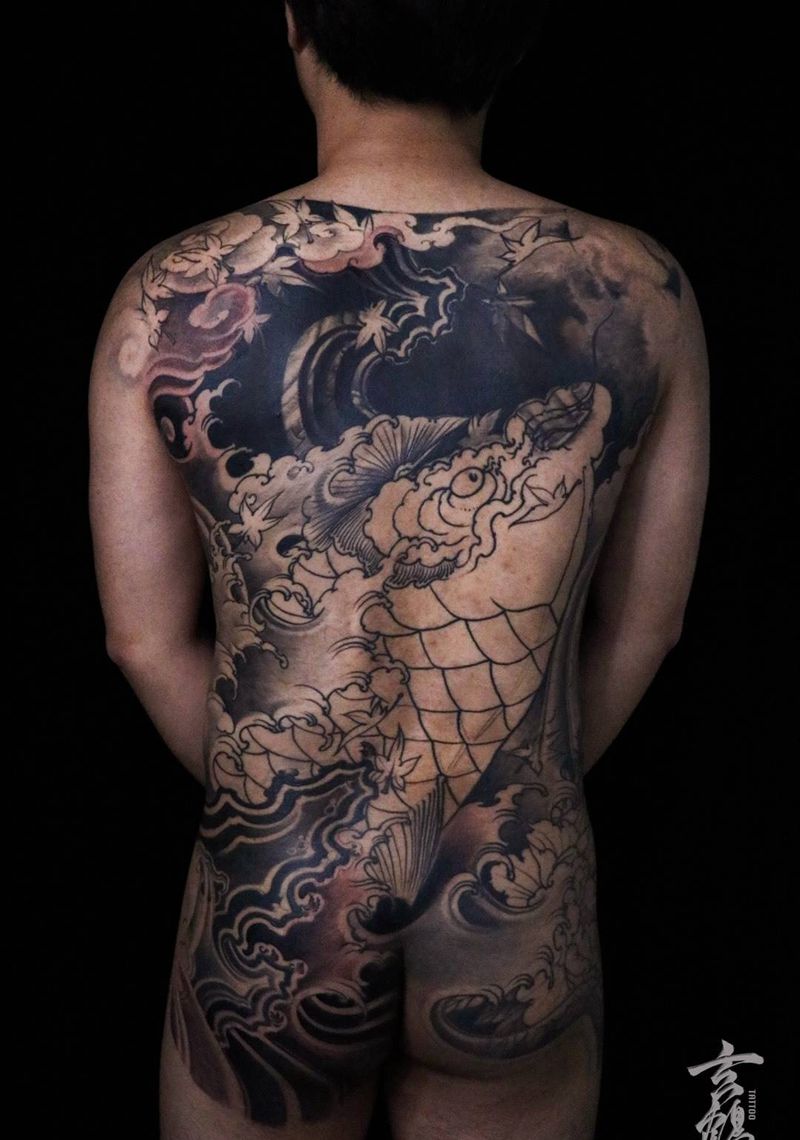 招財錦鯉未完纹身图片_背部传统国画动物原创玄鹤刺青深圳遮蓋紋身纹身图案