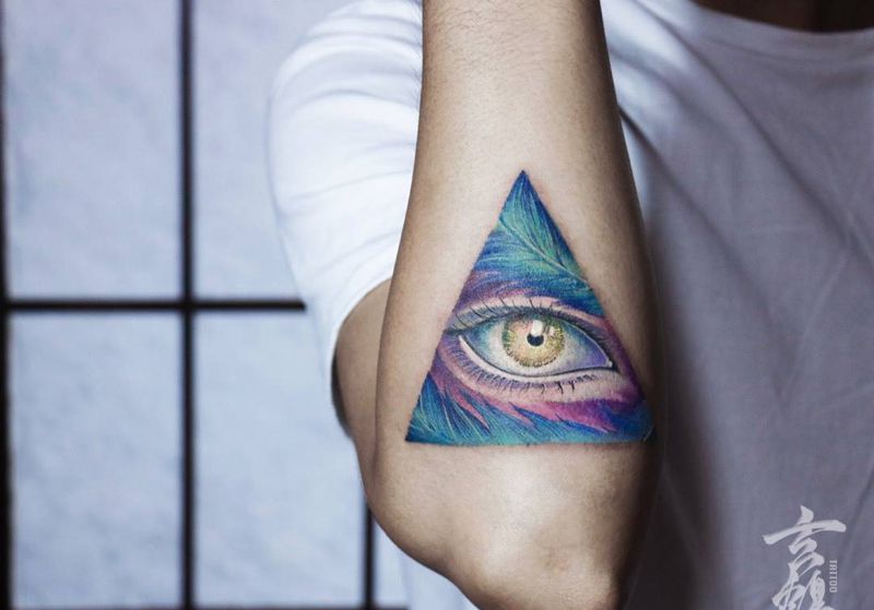 第三目纹身图片_成品手臂写实几何玄鹤刺青深圳纹身图案