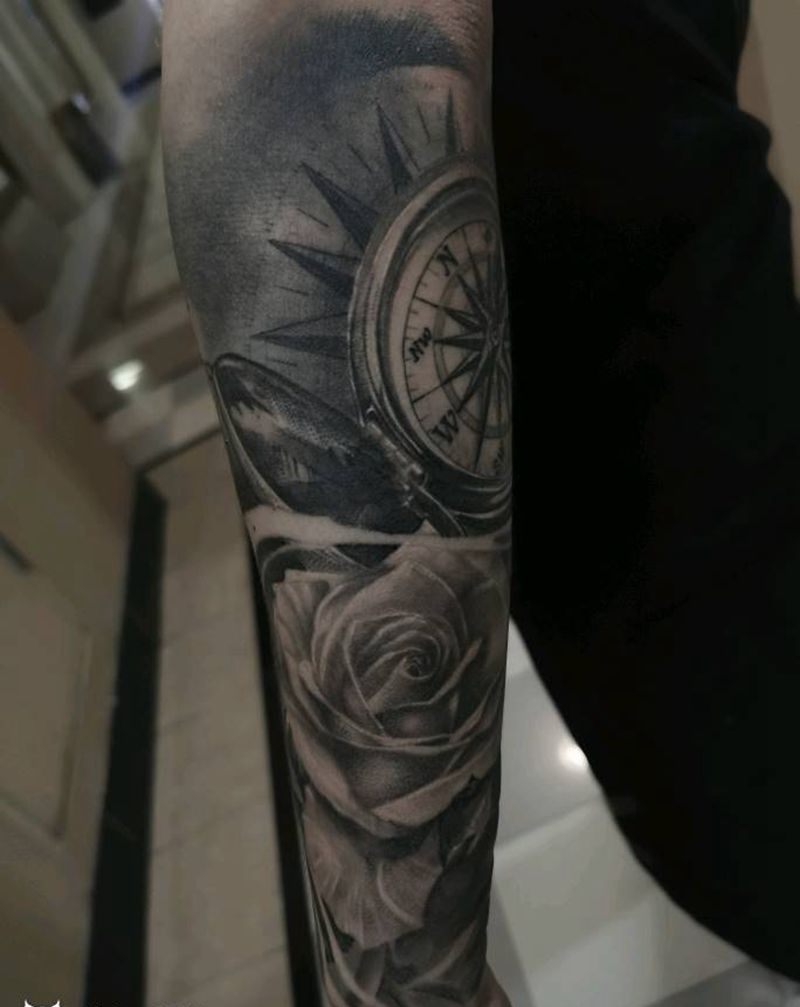 指南针与玫瑰纹身图片_手部欧美写实纹身图案