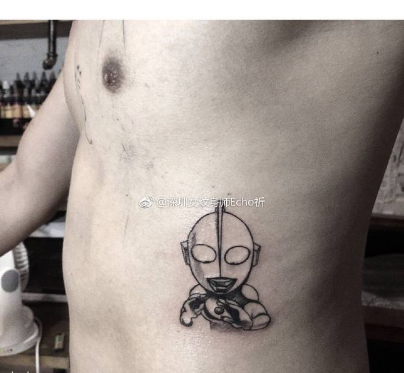 奥特曼啦啦啦纹身图片_腰部胸部Old School纹身图案