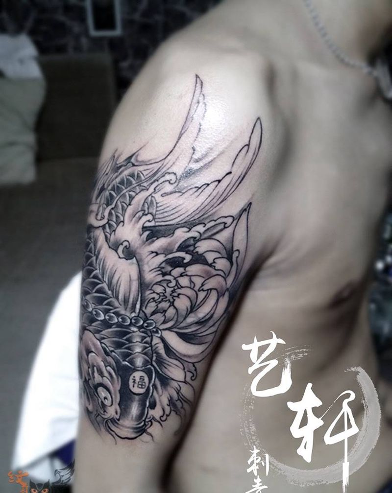 传统大臂鲤鱼纹身图片_传统手臂动物纹身图案