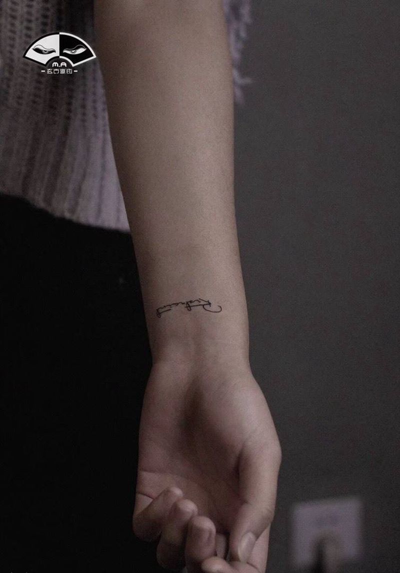一组小字母的作品纹身图片_手臂腿部花体字几何字母线条纹身图案
