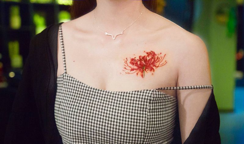 彼岸花纹身图片_胸部花纹身图案