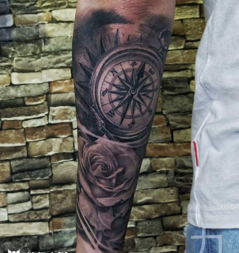 方向纹身图片_欧美写实纹身图案