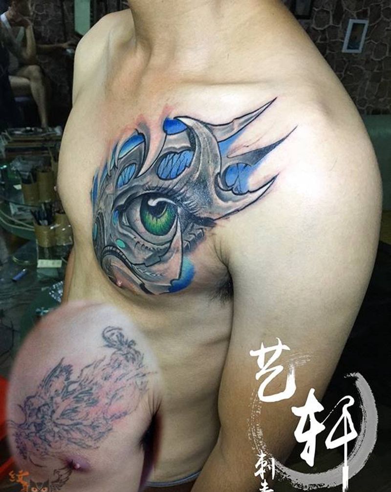 胸口3D眼睛遮盖纹身图片_欧美胸部纹身图案