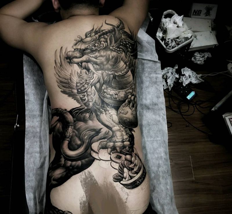 满背未完纹身图片_背部欧美写实新传统纹身图案