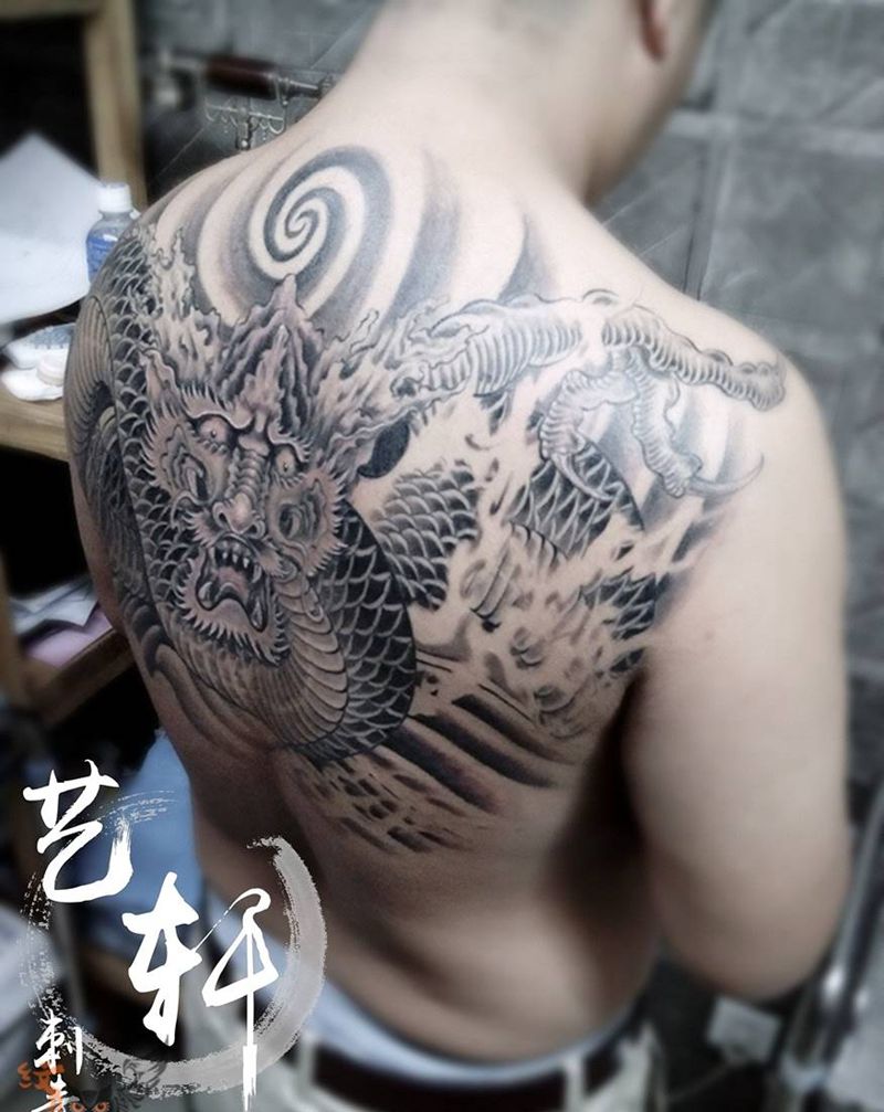 传统半背龙纹身图片_传统背部动物纹身图案