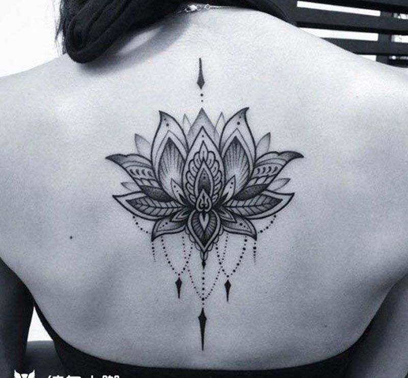 莲花纹身图片_清新成品背部纹身图案