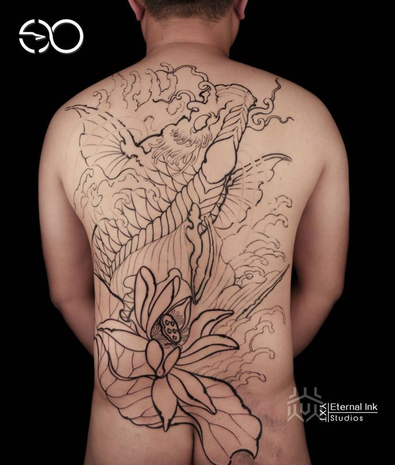 鲤纹身图片_背部新传统水墨鱼纹身图案