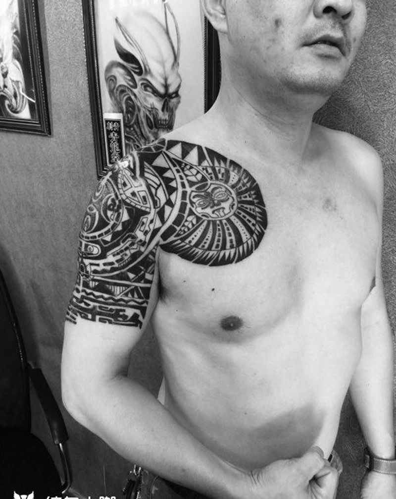 半甲图腾，大臂恢复中纹身图片