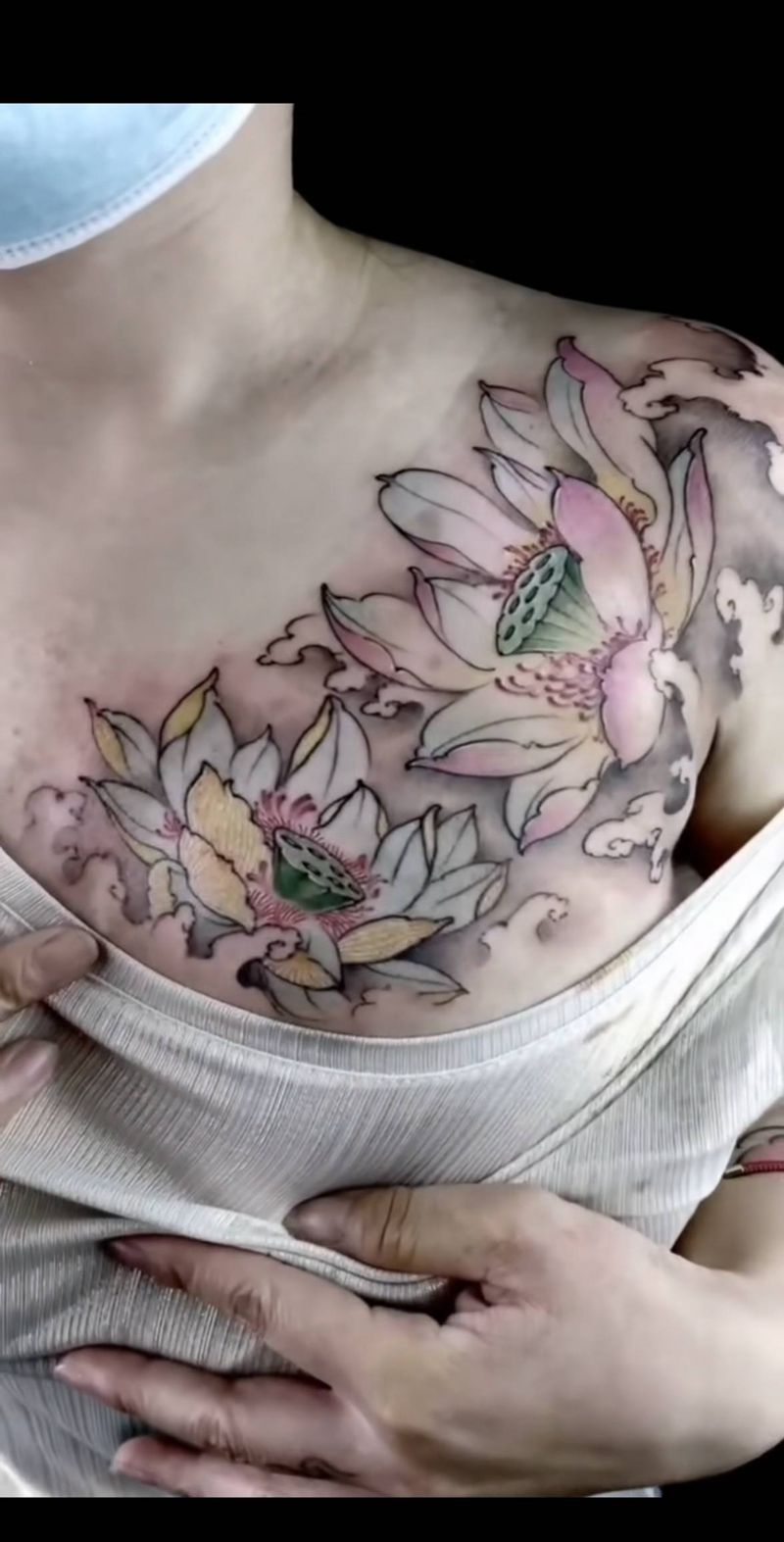 莲花纹身图片_胸部新传统纹身图案