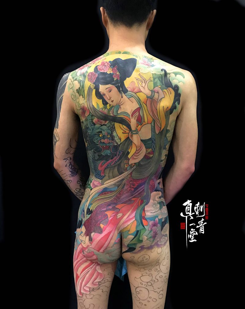 人杰地灵纹身图片_背部新传统纹身图案
