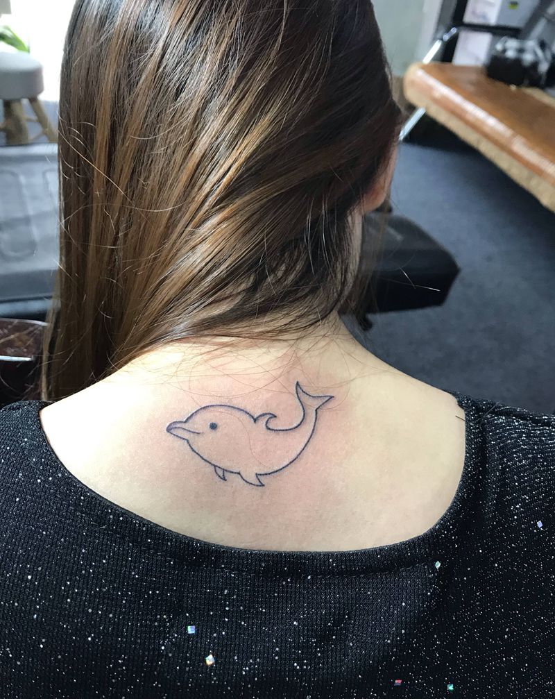 海豚纹身图片_颈部新传统纹身图案