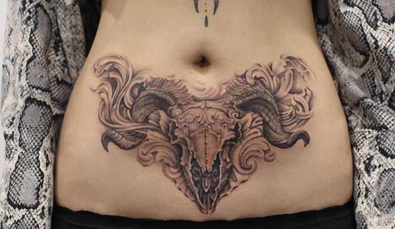 腹部山羊头骨纹身图片_腹部欧美写实纹身图案