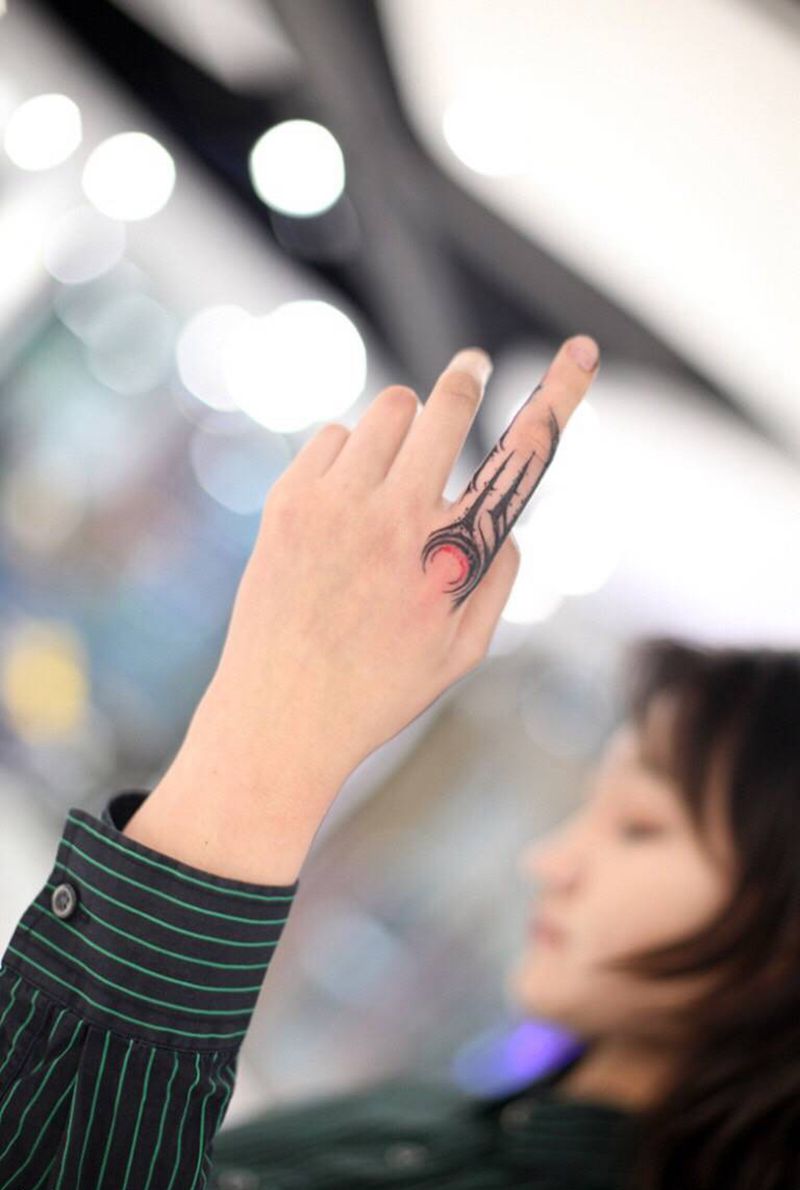 手指纹身纹身图片_背部花体字纹身图案