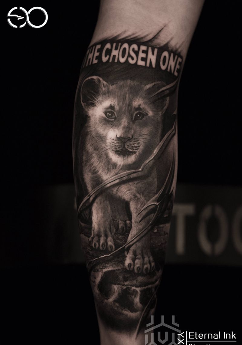 狮子王,辛巴纹身图片_脚部腿部欧美写实狮子纹身图案