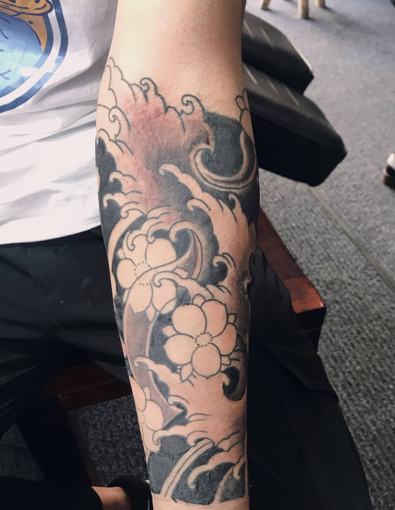 （未完成）半臂波浪纹身图片_手部老传统纹身图案