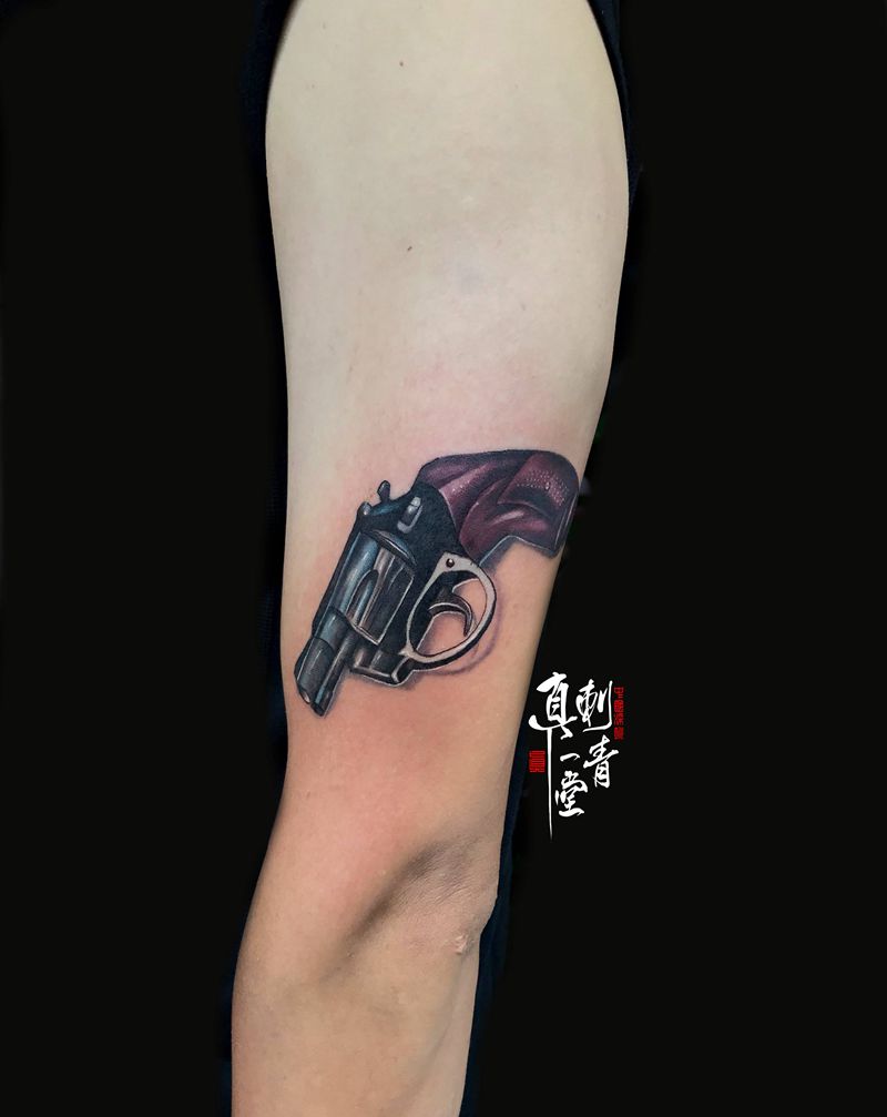 枪纹身图片_手臂纹身图案