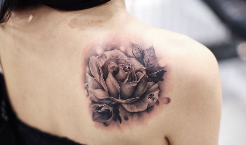 写实玫瑰纹身图片_背部欧美写实纹身图案