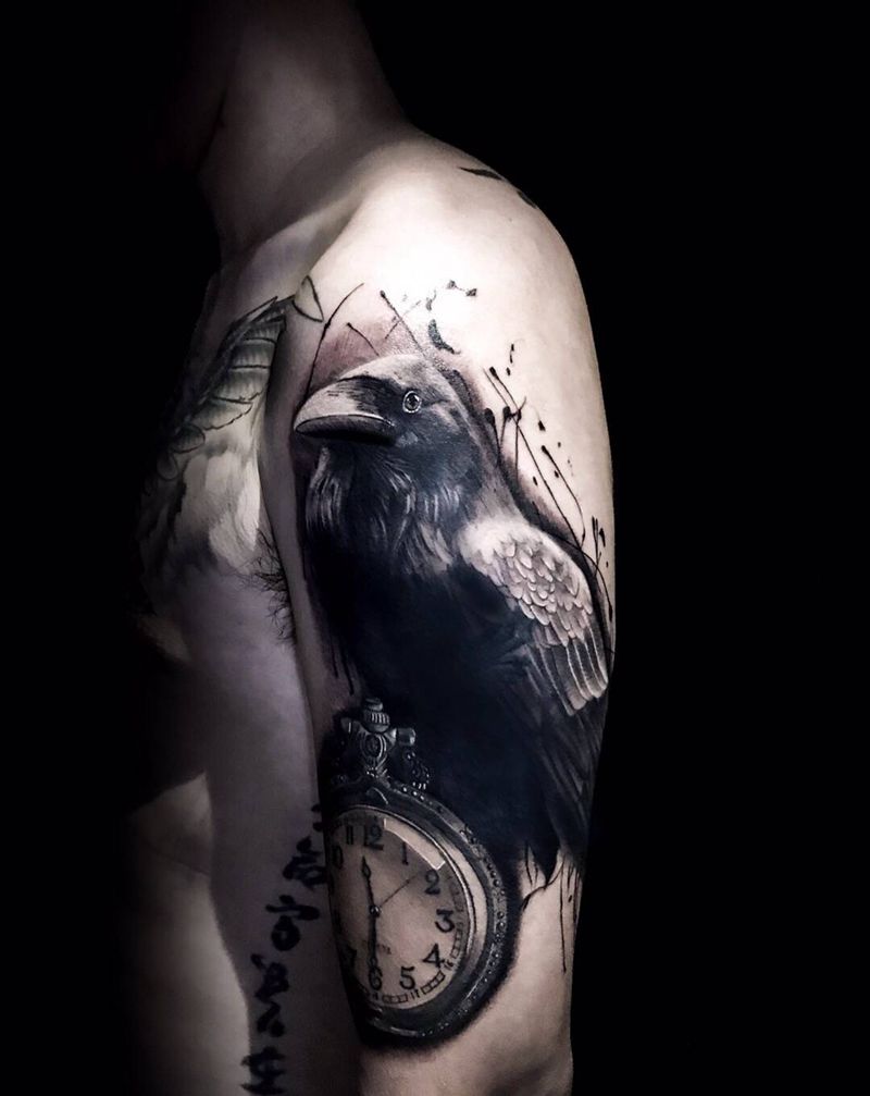 写实乌鸦&古着怀表纹身图片_手臂欧美写实乌鸦怀表纹身图案