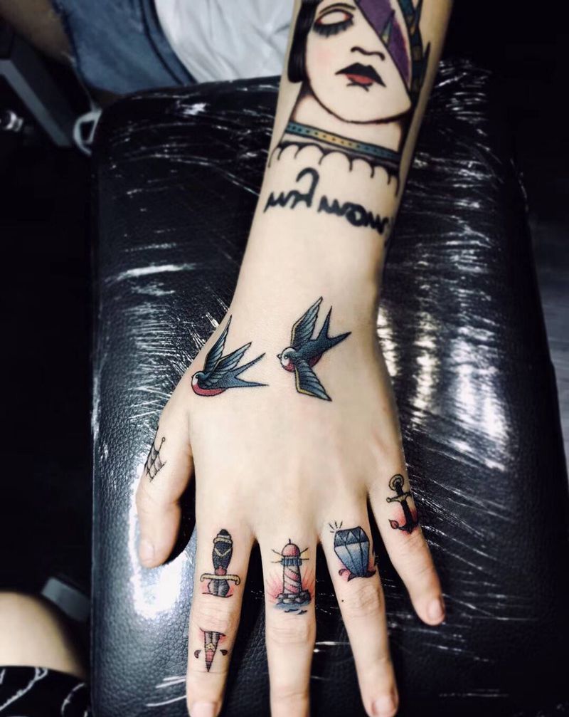 扎个手指和手臂school纹身图片_手臂手部Old School纹身图案