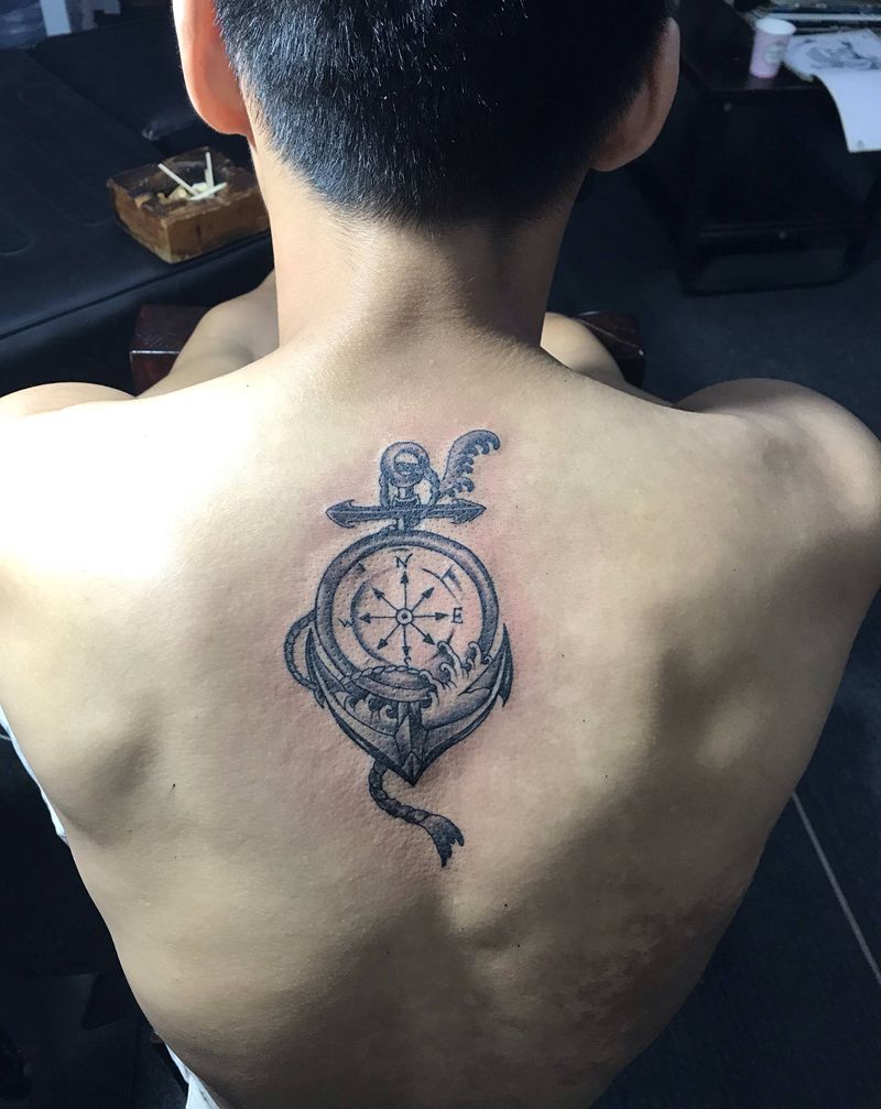 指南针纹身图片_背部纹身图案