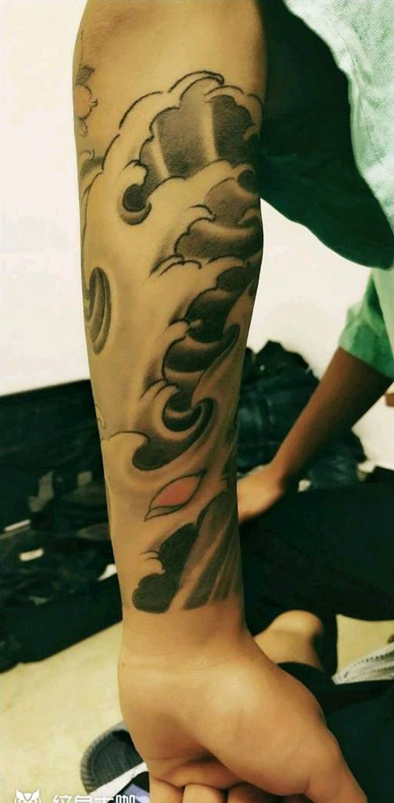 恢复后的浪纹身图片_手部手臂新传统纹身图案