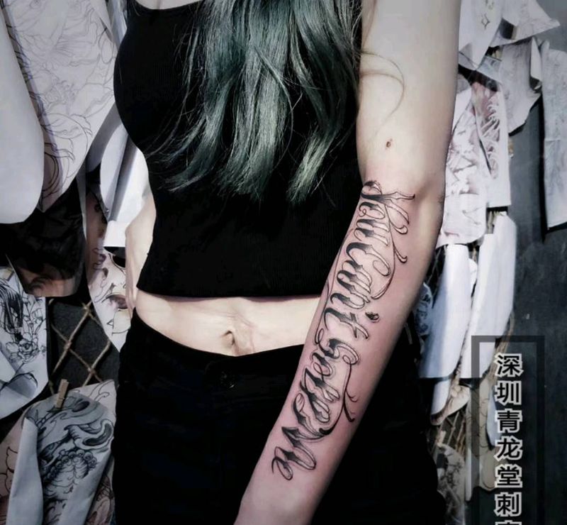 花体字母纹身图片_手部花体字纹身图案