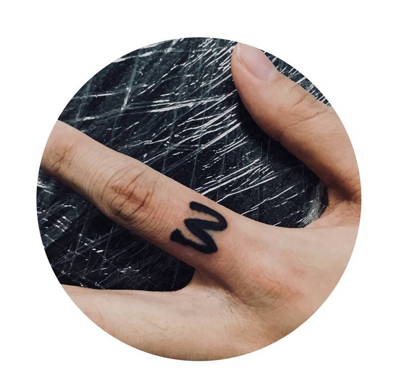 W纹身图片_成品手部字符原创纹身图案