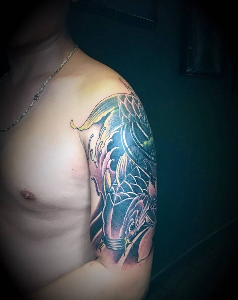 大臂鲤鱼遮盖旧图纹身图片