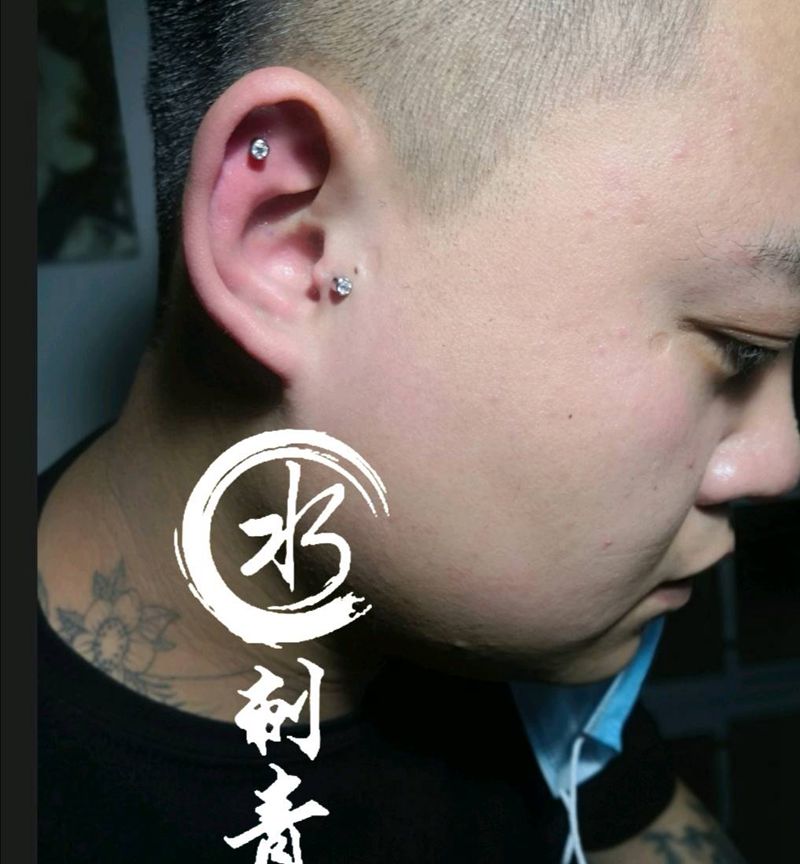 耳钉纹身图片_颈部纹身图案