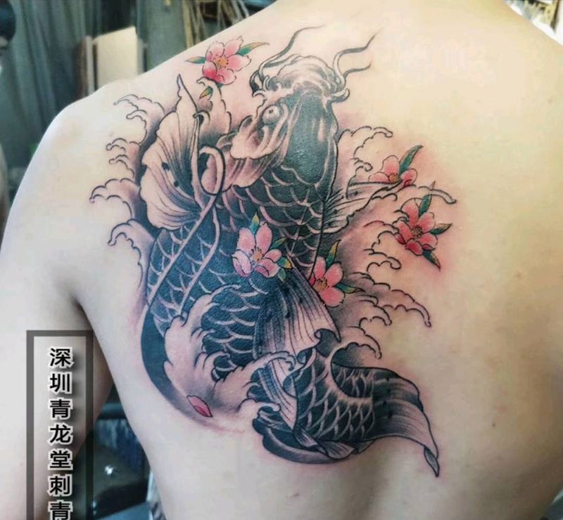 鲤鱼纹身图片_背部新传统纹身图案