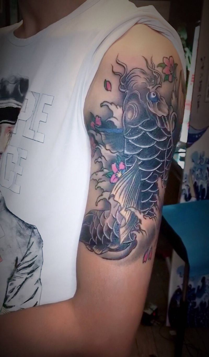 大臂鲤鱼遮盖恢复后，，纹身图片