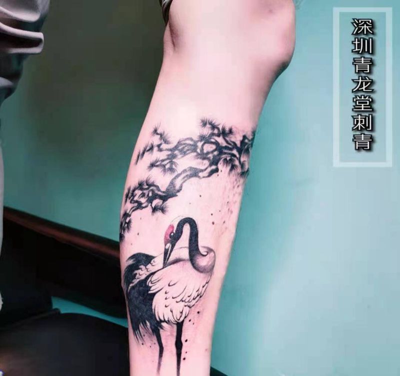 松鹤年年纹身图片_腿部水墨纹身图案
