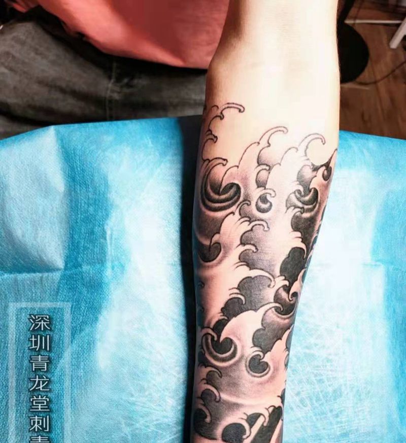 水浪纹身图片_手臂新传统纹身图案