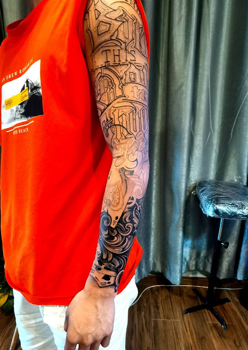 欧美花臂未完纹身图片_手臂欧美写实花体字纹身图案