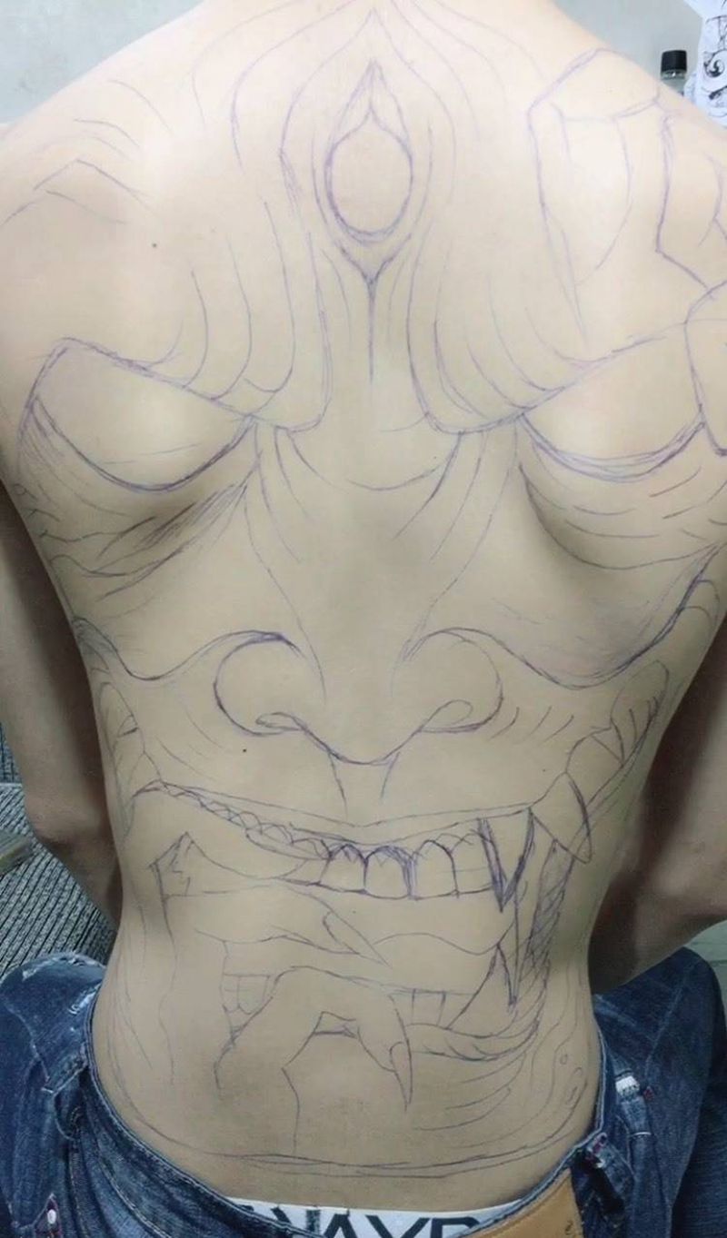 满背鬼面纹身图片