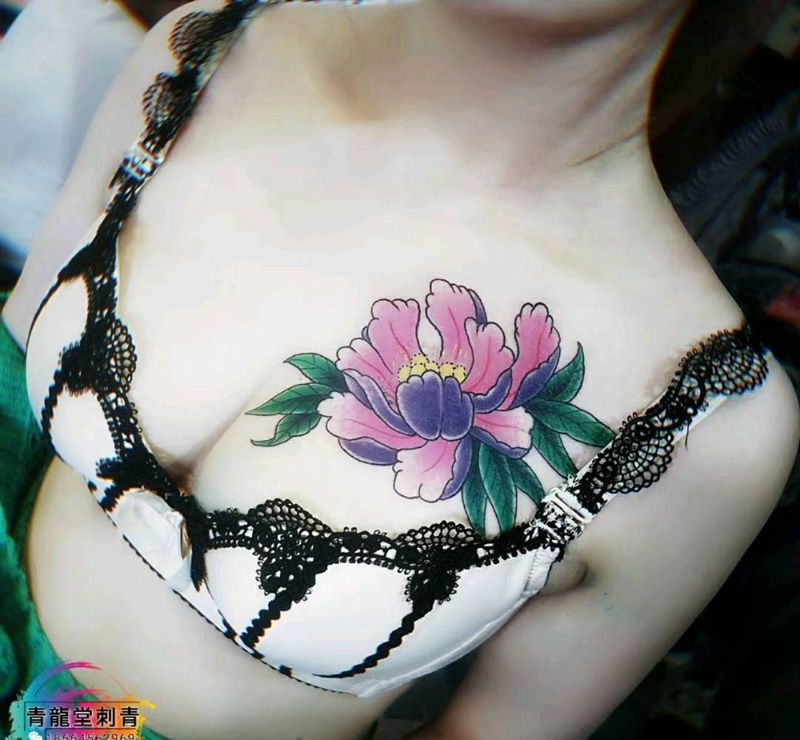 牡丹纹身图片_胸部新传统纹身图案