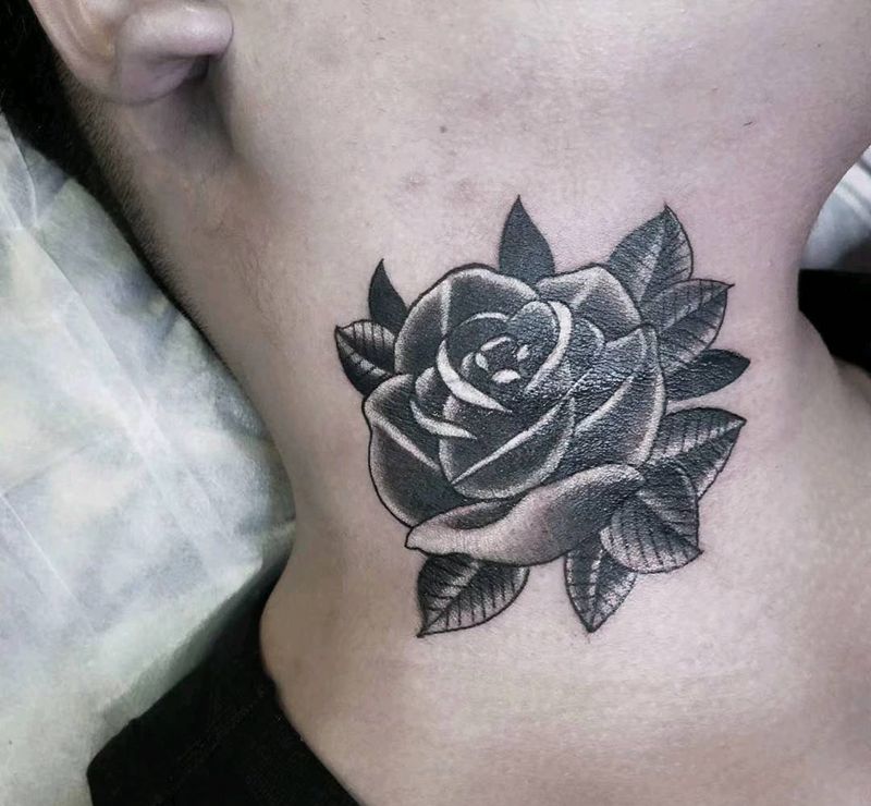 黑玫瑰纹身图片_颈部老传统新传统纹身图案