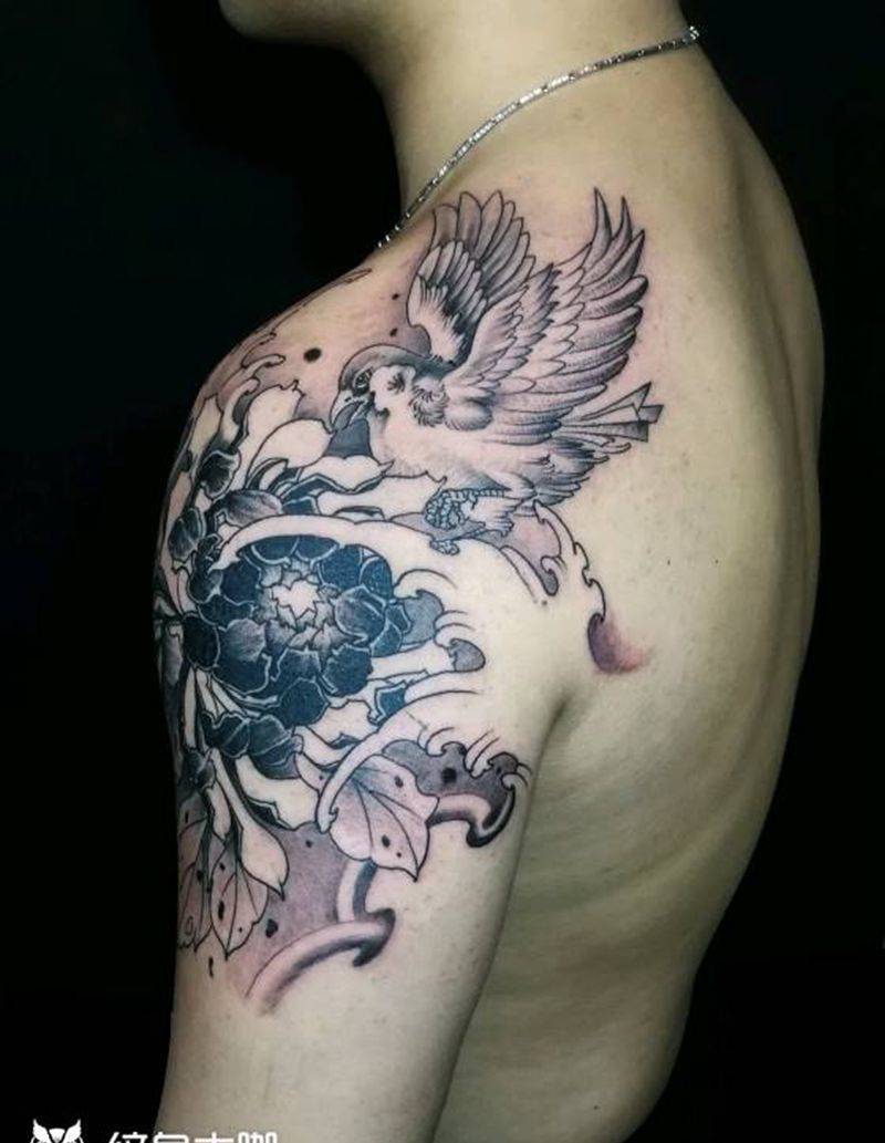 吉祥鸟纹身图片_肩部新传统鸟菊花纹身图案