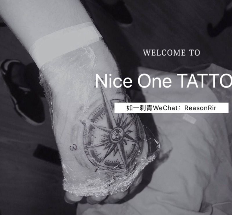 指南针纹身图片_手部欧美写实几何纹身图案